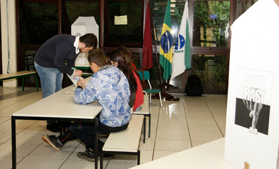 Vila da Cidadania - Alunos fazem eleições de vereadores e juízes da Vila da Cidadania. 29-09-14.