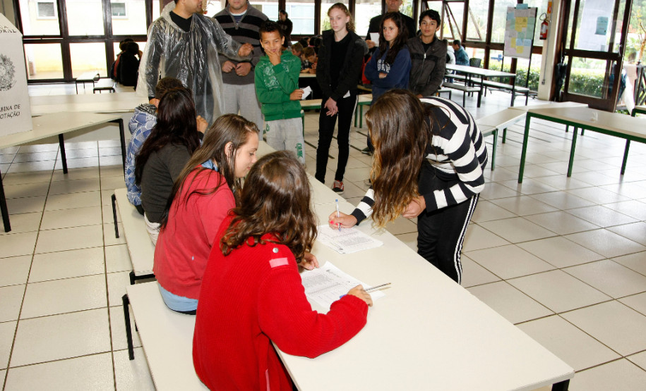 Vila da Cidadania - Alunos fazem eleições de vereadores e juízes da Vila da Cidadania. 29-09-14.