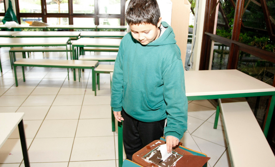 Vila da Cidadania - Alunos fazem eleições de vereadores e juízes da Vila da Cidadania. 29-09-14.