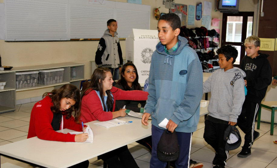 Vila da Cidadania - Alunos fazem eleições de vereadores e juízes da Vila da Cidadania. 29-09-14.