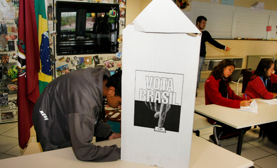 Vila da Cidadania - Alunos fazem eleições de vereadores e juízes da Vila da Cidadania. 29-09-14.