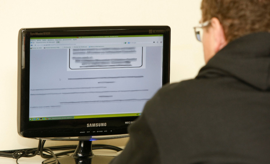 CEEBJA Paulo Freire, alunos fazem prova online. 30-07-14.