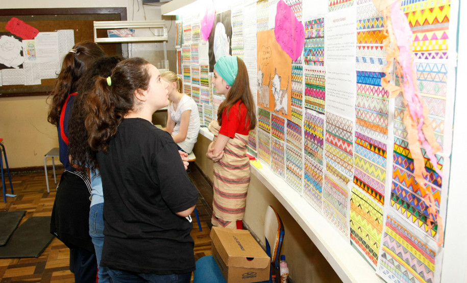 Colegio Estadual Dom Orione, semana cultural, alunos fazem apresentações dos trabalhos. 15-10-14.