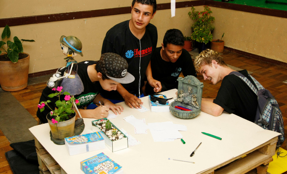 Colegio Estadual Dom Orione, semana cultural, alunos fazem apresentações dos trabalhos. 15-10-14.