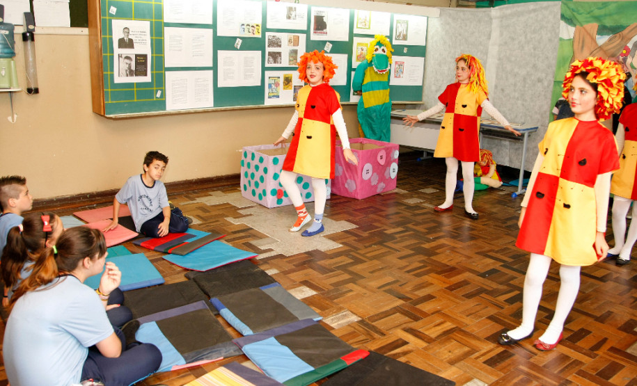 Colegio Estadual Dom Orione, semana cultural, alunos fazem apresentações dos trabalhos. 15-10-14.