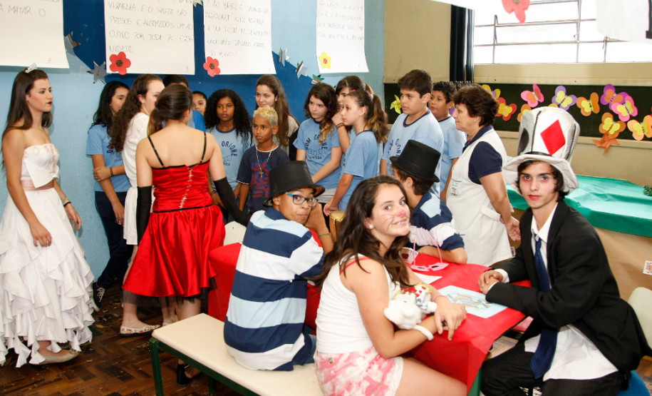Colegio Estadual Dom Orione, semana cultural, alunos fazem apresentações dos trabalhos. 15-10-14.