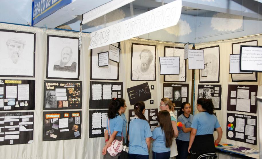 Colegio Estadual Dom Orione, semana cultural, alunos fazem apresentações dos trabalhos. 15-10-14.