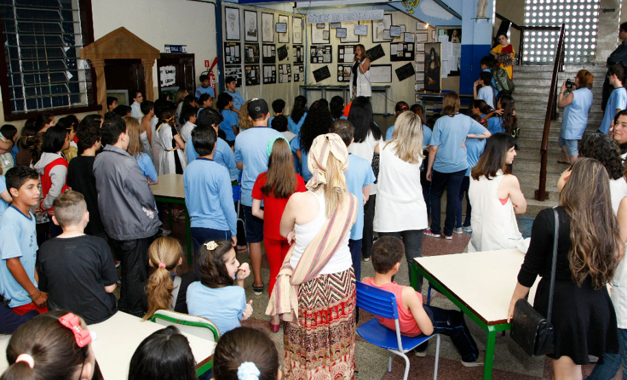 Colegio Estadual Dom Orione, semana cultural, alunos fazem apresentações dos trabalhos. 15-10-14.