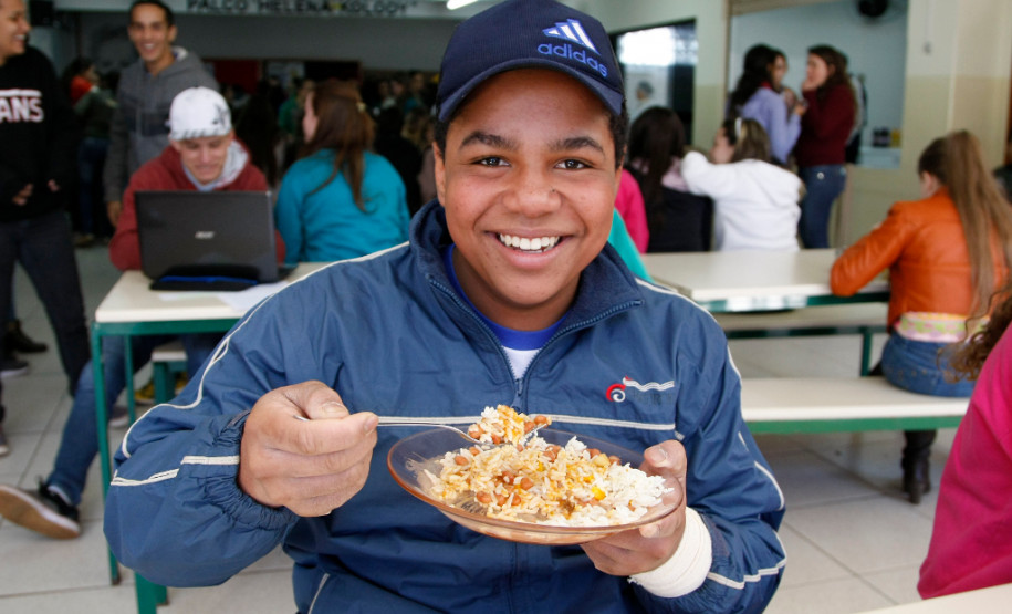 Colegio Estadual Helena Kolody na cidade de Terra Boa, na foto o aluno Kelvin Pratick dos Santos. 14-08-14.