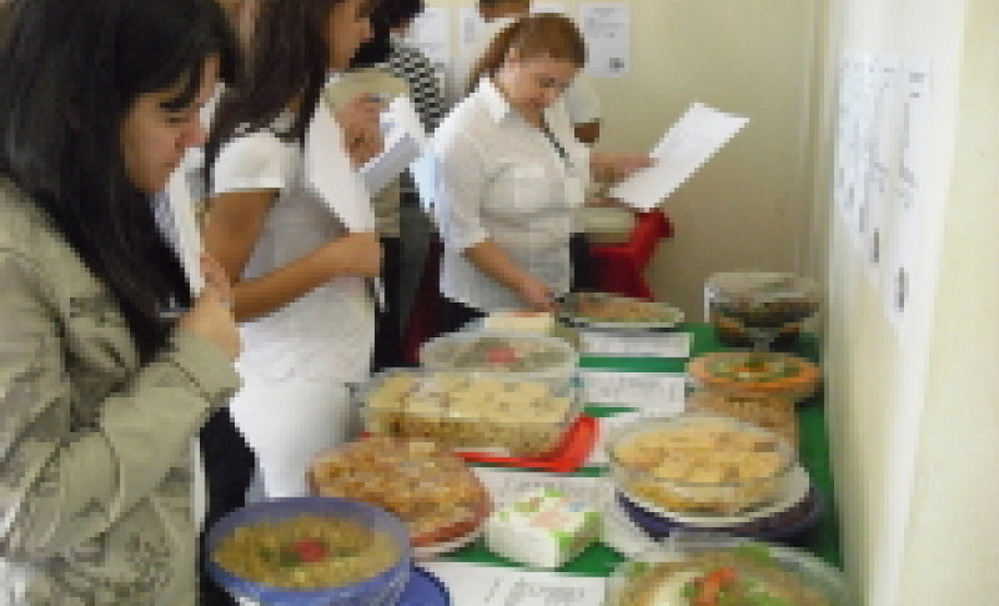 Profissionais da merenda escolar se reúnem para participar de concurso em Goioerê. Valor nutricional, sabor e criatividade foram requisitos analisados.