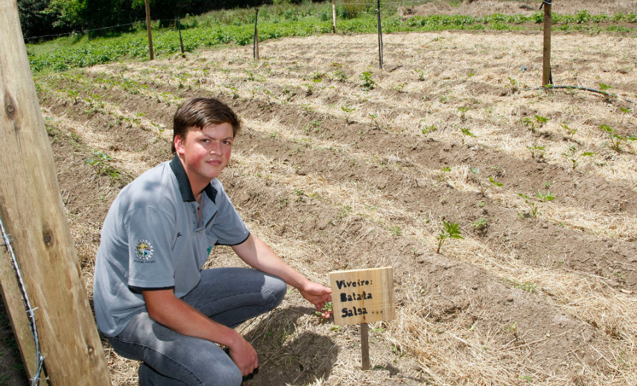 Cidade de Rio Negro, Colégio Agrícola Lysimaco Ferreira da Costa, na foto o aluno Rodolfo Liebl. 09-10-14.