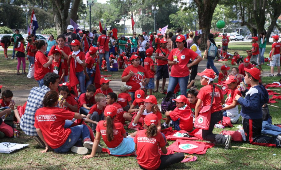 O Governo do Paraná prevê construir, em parceria com o governo federal, mais 19 escolas estaduais e municipais nos principais assentamentos do Estado, até 2018. O objetivo é melhorar a qualidade do ensino nessas localidades e evitar o êxodo às cidades.