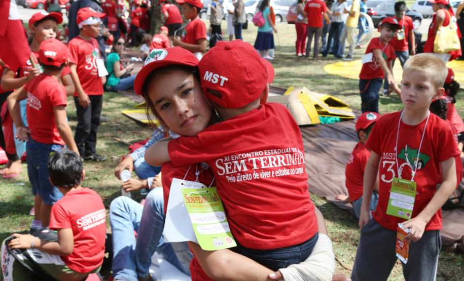 O Governo do Paraná prevê construir, em parceria com o governo federal, mais 19 escolas estaduais e municipais nos principais assentamentos do Estado, até 2018. O objetivo é melhorar a qualidade do ensino nessas localidades e evitar o êxodo às cidades.