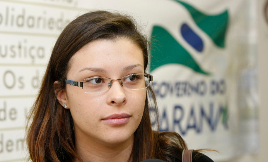 Ceebja Poty Lazzarotto, alunos fazem provas online, na foto a aluna Estela Carpinski Machado Newton. 20-10-14.