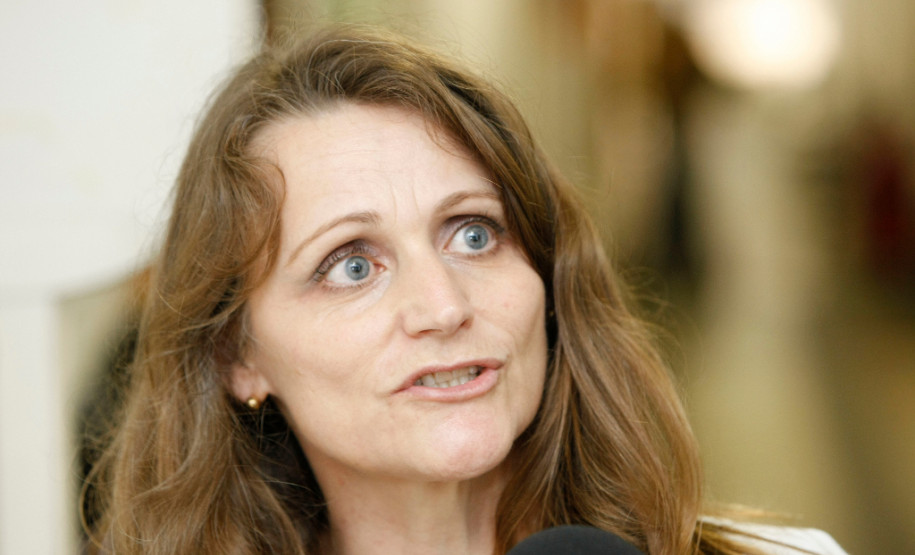 Ceebja Poty Lazzarotto, alunos fazem provas online, na foto a professora Claudia Mara Barato. 20-10-14.