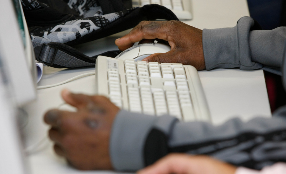 Ceebja Poty Lazzarotto, alunos fazem provas online. 20-10-14.