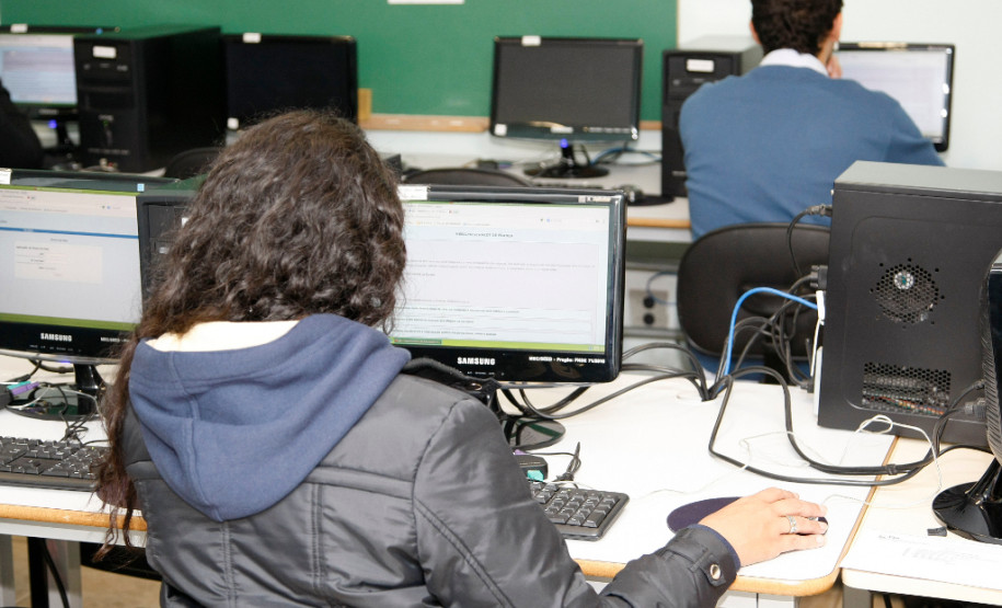 Ceebja Poty Lazzarotto, alunos fazem provas online. 20-10-14.