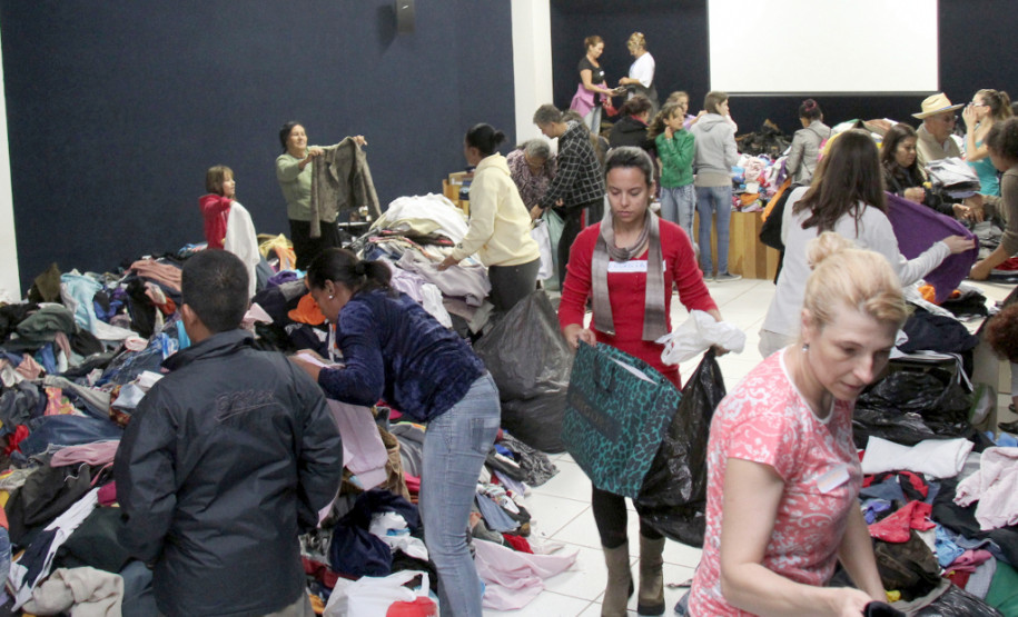 Aulas estão suspensas em algumas escolas, que sofreram danos estruturais. A Secretaria da Educação já está levantando os prejuízos.