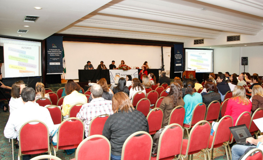 Representantes da Secretaria de Estado da Educação participaram do 2º Seminário do Pacto Nacional pelo Fortalecimento do Ensino Médio, que foi encerrado nessa terça-feira (21), em Curitiba. Promovido pela Universidade Federal do Paraná (UFPR) e Ministério da Educação (MEC), o evento debate ações para melhorias na implantação do programa em todo o Brasil. 21-10-14.