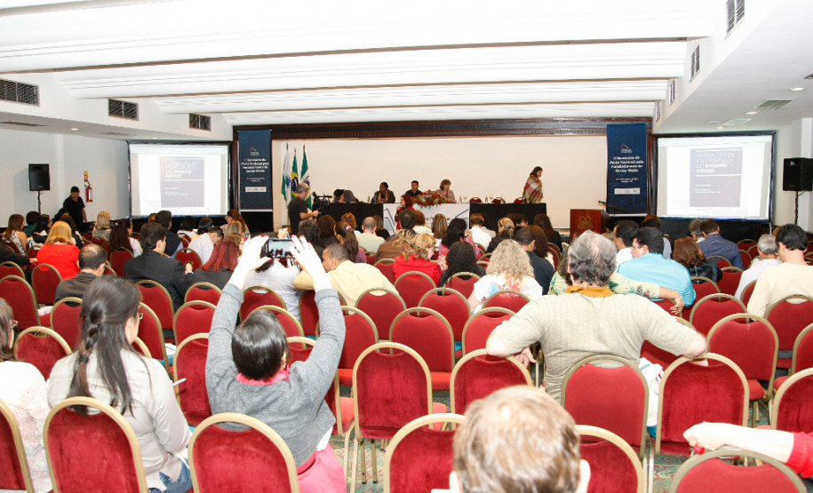 Representantes da Secretaria de Estado da Educação participaram do 2º Seminário do Pacto Nacional pelo Fortalecimento do Ensino Médio, que foi encerrado nessa terça-feira (21), em Curitiba. Promovido pela Universidade Federal do Paraná (UFPR) e Ministério da Educação (MEC), o evento debate ações para melhorias na implantação do programa em todo o Brasil. 21-10-14.