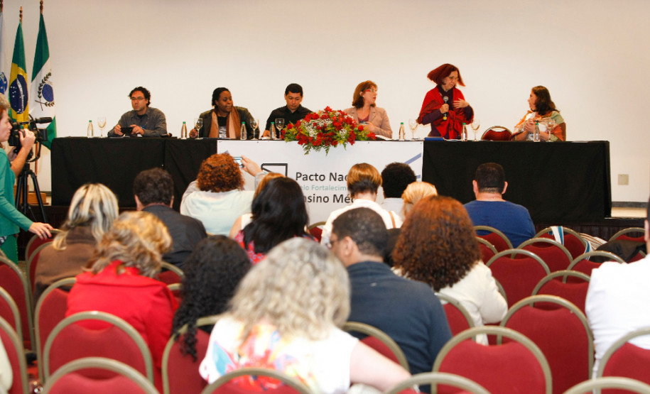 Representantes da Secretaria de Estado da Educação participaram do 2º Seminário do Pacto Nacional pelo Fortalecimento do Ensino Médio, que foi encerrado nessa terça-feira (21), em Curitiba. Promovido pela Universidade Federal do Paraná (UFPR) e Ministério da Educação (MEC), o evento debate ações para melhorias na implantação do programa em todo o Brasil. 21-10-14.