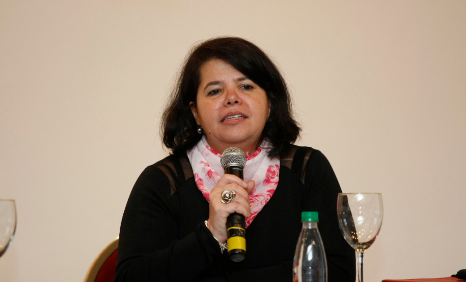 “Além de avaliar o que foi feita na primeira etapa do pacto, o evento planeja a segunda etapa de formação já com aquilo que será feito, tendo em vista dar continuidade à formação”, comentou coordenadora do evento, Mônica Ribeiro da Silva, professora da UFPR. 21-10-14.