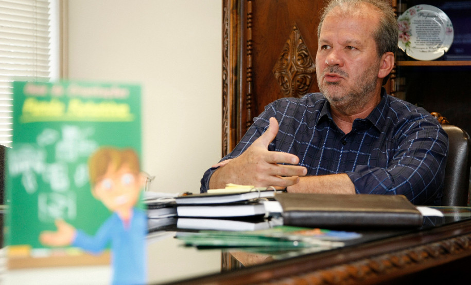 Lançamento do Guia de Orientações do Fundo Rotativo com o Secretário da Educação Paulo Schmidt. 22-10-14.