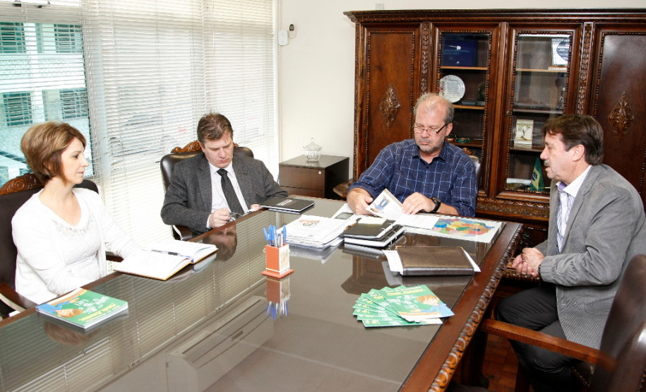 Lançamento do Guia de Orientações do Fundo Rotativo com o Secretário da Educação Paulo Schmidt. 22-10-14.