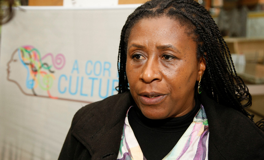 O seminário “A Cor da Cultura” debateu as formas de ensinar a história e a cultura afro-brasileira e africana nas salas das escolas públicas do Paraná. O evento, promovido pelo Departamento de Educação para a Diversidade da Secretaria de Estado da Educação do Paraná (Seed-PR), foi realizado nesta quinta e sexta-feira (18 e 19) no auditório da Diretoria de Tecnologia Educacional (Ditec), em Curitiba, Edna Coqueiro. 19-09-14.