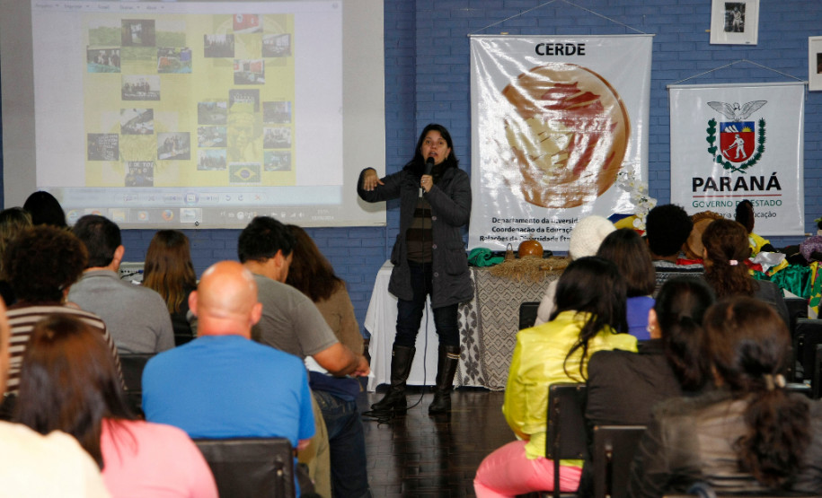 O seminário “A Cor da Cultura” debateu as formas de ensinar a história e a cultura afro-brasileira e africana nas salas das escolas públicas do Paraná. O evento, promovido pelo Departamento de Educação para a Diversidade da Secretaria de Estado da Educação do Paraná (Seed-PR), foi realizado nesta quinta e sexta-feira (18 e 19) no auditório da Diretoria de Tecnologia Educacional (Ditec), em Curitiba. 19-09-14.