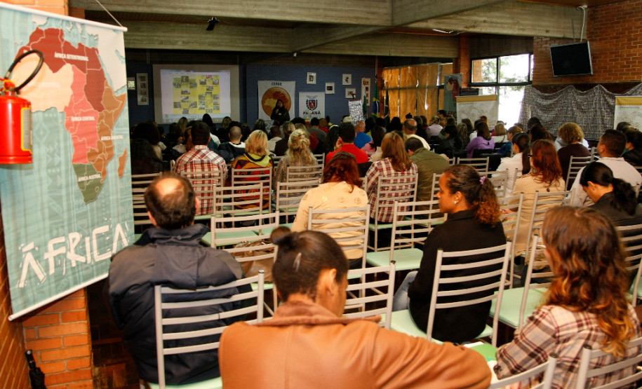 O seminário “A Cor da Cultura” debateu as formas de ensinar a história e a cultura afro-brasileira e africana nas salas das escolas públicas do Paraná. O evento, promovido pelo Departamento de Educação para a Diversidade da Secretaria de Estado da Educação do Paraná (Seed-PR), foi realizado nesta quinta e sexta-feira (18 e 19) no auditório da Diretoria de Tecnologia Educacional (Ditec), em Curitiba. 19-09-14.