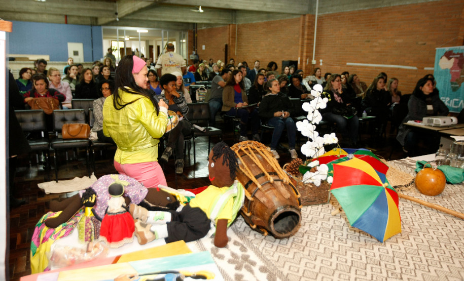 O seminário “A Cor da Cultura” debateu as formas de ensinar a história e a cultura afro-brasileira e africana nas salas das escolas públicas do Paraná. O evento, promovido pelo Departamento de Educação para a Diversidade da Secretaria de Estado da Educação do Paraná (Seed-PR), foi realizado nesta quinta e sexta-feira (18 e 19) no auditório da Diretoria de Tecnologia Educacional (Ditec), em Curitiba. 19-09-14.