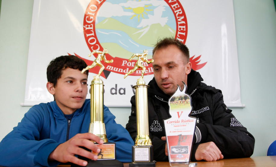 A equipe de atletismo do Colégio Estadual do Campo Rio Vermelho, de União da Vitória (Sul), vem se destacando em competições escolares no Paraná e nos estados de Santa Catarina e Rio Grande do Sul. O projeto de atletismo é desenvolvido no contraturno do colégio e já revelou talentos entre os alunos. 05-09-14.