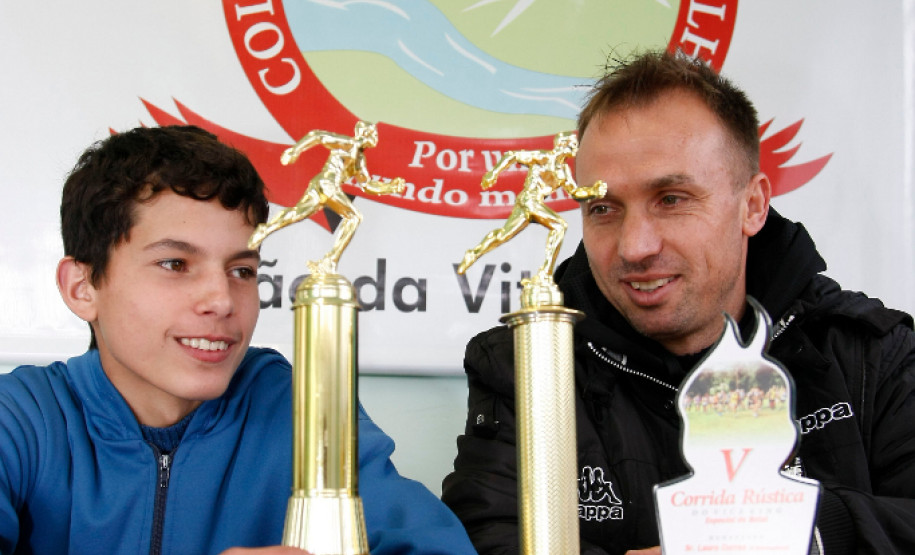 A equipe de atletismo do Colégio Estadual do Campo Rio Vermelho, de União da Vitória (Sul), vem se destacando em competições escolares no Paraná e nos estados de Santa Catarina e Rio Grande do Sul. O projeto de atletismo é desenvolvido no contraturno do colégio e já revelou talentos entre os alunos. 05-09-14.
