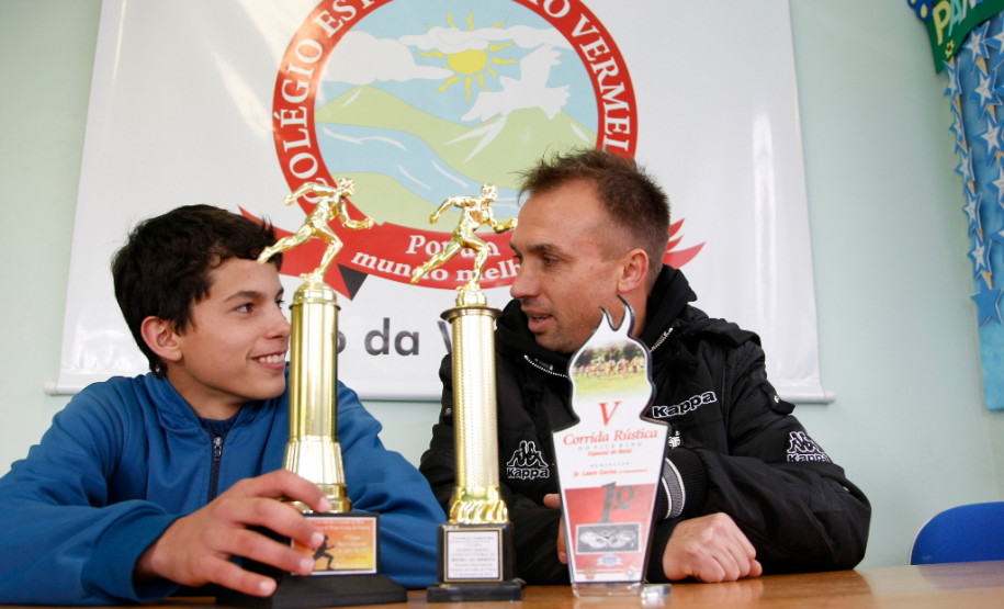 A equipe de atletismo do Colégio Estadual do Campo Rio Vermelho, de União da Vitória (Sul), vem se destacando em competições escolares no Paraná e nos estados de Santa Catarina e Rio Grande do Sul. O projeto de atletismo é desenvolvido no contraturno do colégio e já revelou talentos entre os alunos. 05-09-14.