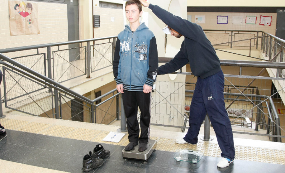 Colégio Estadual Guido Arzua, professor de educação física faz avaliação nutricional nos alunos. 22-10-14.
