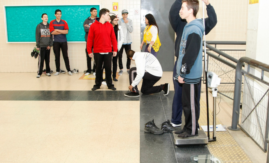 Colégio Estadual Guido Arzua, professor de educação física faz avaliação nutricional nos alunos. 22-10-14.