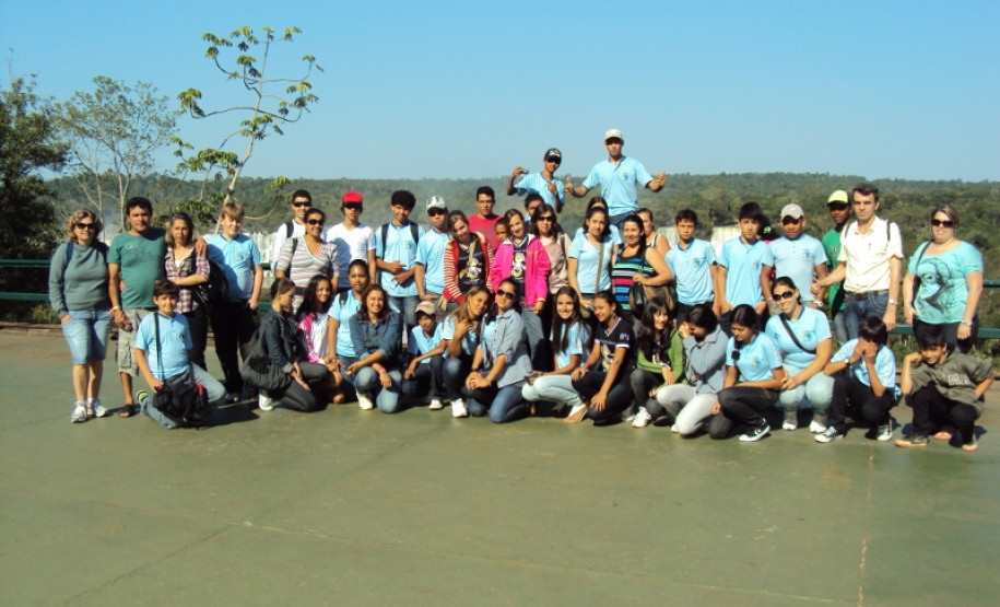 Pais e alunos fazem viagem cultural a Foz do Iguaçu