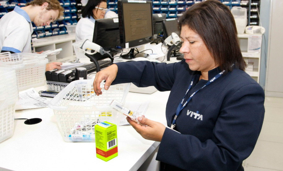 Aluna do Curso Técnico em Farmácia, Edilaine de Jesus, do Colégio Estadual São Pedro Apóstolo, trabalha no Hospital Vita como auxiliar de farmácia. 24-10-14.