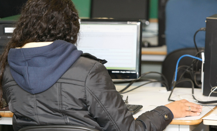 O bate papo online funcionará em um chat no Portal Dia a Dia Educação. Será uma hora em cada período: manhã, tarde e noite.