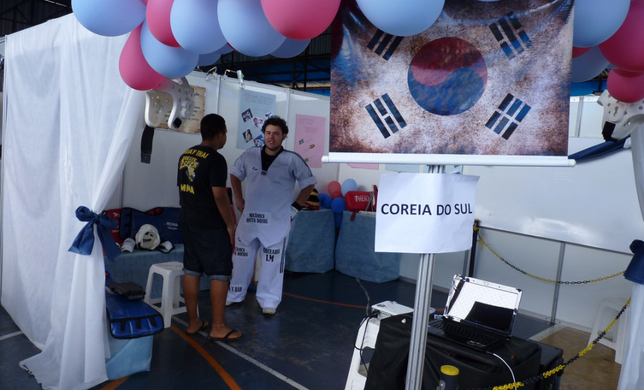 A cada dois anos o Colégio Estadual Jardim Porto Alegre, em Toledo, realiza a Mostra Tribos e Nações. Na sua oitava edição a atividade faz com que os alunos do ensino médio, a partir de uma área de interesse, pesquisem sobre outros países estabelecendo também conexões entre as disciplinas. Este ano, a atividade envolveu 350 estudantes.