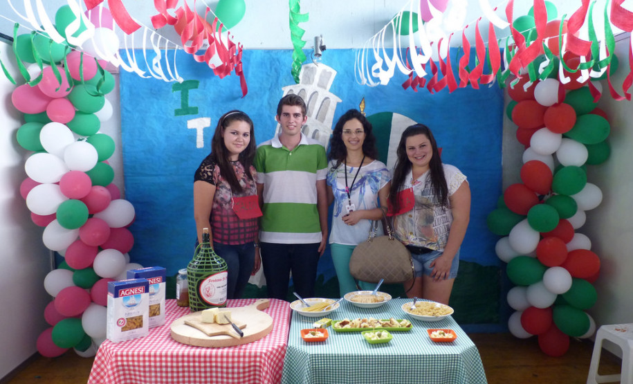 A cada dois anos o Colégio Estadual Jardim Porto Alegre, em Toledo, realiza a Mostra Tribos e Nações. Na sua oitava edição a atividade faz com que os alunos do ensino médio, a partir de uma área de interesse, pesquisem sobre outros países estabelecendo também conexões entre as disciplinas. Este ano, a atividade envolveu 350 estudantes.