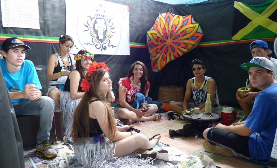 A cada dois anos o Colégio Estadual Jardim Porto Alegre, em Toledo, realiza a Mostra Tribos e Nações. Na sua oitava edição a atividade faz com que os alunos do ensino médio, a partir de uma área de interesse, pesquisem sobre outros países estabelecendo também conexões entre as disciplinas. Este ano, a atividade envolveu 350 estudantes.