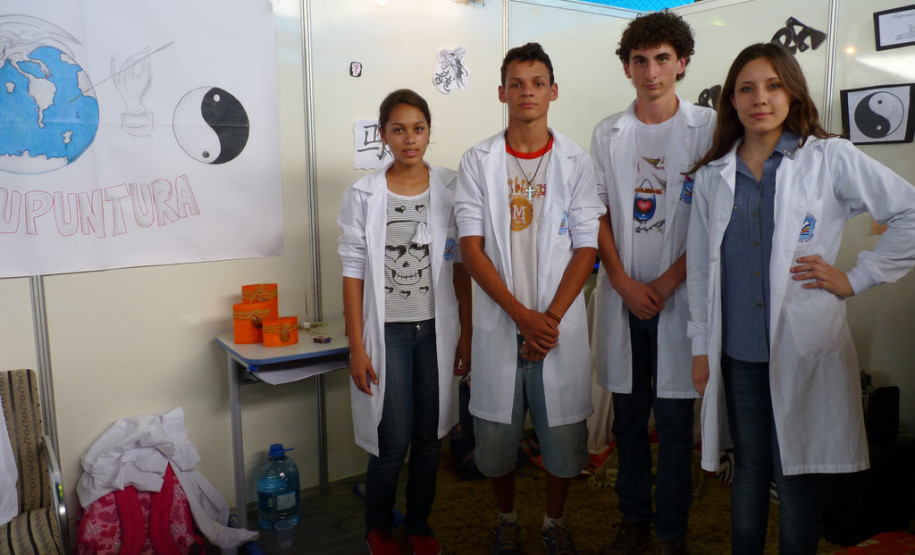 A cada dois anos o Colégio Estadual Jardim Porto Alegre, em Toledo, realiza a Mostra Tribos e Nações. Na sua oitava edição a atividade faz com que os alunos do ensino médio, a partir de uma área de interesse, pesquisem sobre outros países estabelecendo também conexões entre as disciplinas. Este ano, a atividade envolveu 350 estudantes.