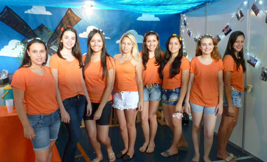 A cada dois anos o Colégio Estadual Jardim Porto Alegre, em Toledo, realiza a Mostra Tribos e Nações. Na sua oitava edição a atividade faz com que os alunos do ensino médio, a partir de uma área de interesse, pesquisem sobre outros países estabelecendo também conexões entre as disciplinas. Este ano, a atividade envolveu 350 estudantes.