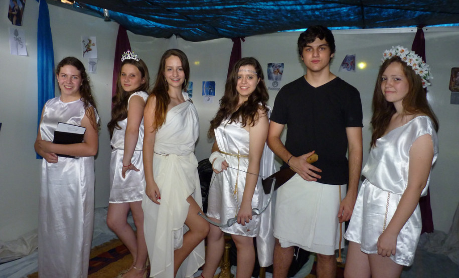 A cada dois anos o Colégio Estadual Jardim Porto Alegre, em Toledo, realiza a Mostra Tribos e Nações. Na sua oitava edição a atividade faz com que os alunos do ensino médio, a partir de uma área de interesse, pesquisem sobre outros países estabelecendo também conexões entre as disciplinas. Este ano, a atividade envolveu 350 estudantes.