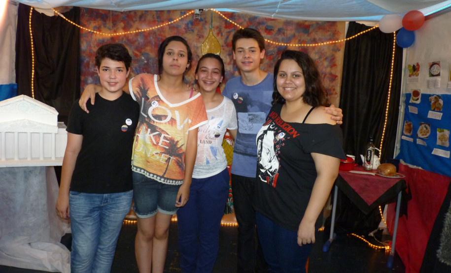 A cada dois anos o Colégio Estadual Jardim Porto Alegre, em Toledo, realiza a Mostra Tribos e Nações. Na sua oitava edição a atividade faz com que os alunos do ensino médio, a partir de uma área de interesse, pesquisem sobre outros países estabelecendo também conexões entre as disciplinas. Este ano, a atividade envolveu 350 estudantes.