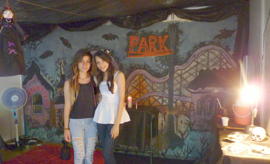 A cada dois anos o Colégio Estadual Jardim Porto Alegre, em Toledo, realiza a Mostra Tribos e Nações. Na sua oitava edição a atividade faz com que os alunos do ensino médio, a partir de uma área de interesse, pesquisem sobre outros países estabelecendo também conexões entre as disciplinas. Este ano, a atividade envolveu 350 estudantes.