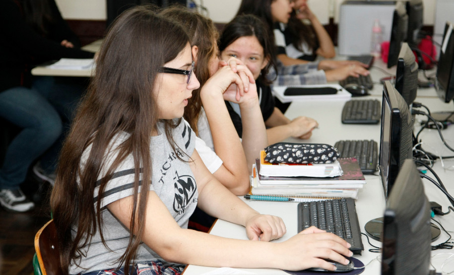 Colégio Estadual Professor Narciso Mendes, alunos se preparam para o ENEM. 27-10-14.