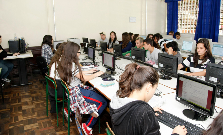 Colégio Estadual Professor Narciso Mendes, alunos se preparam para o ENEM. 27-10-14.
